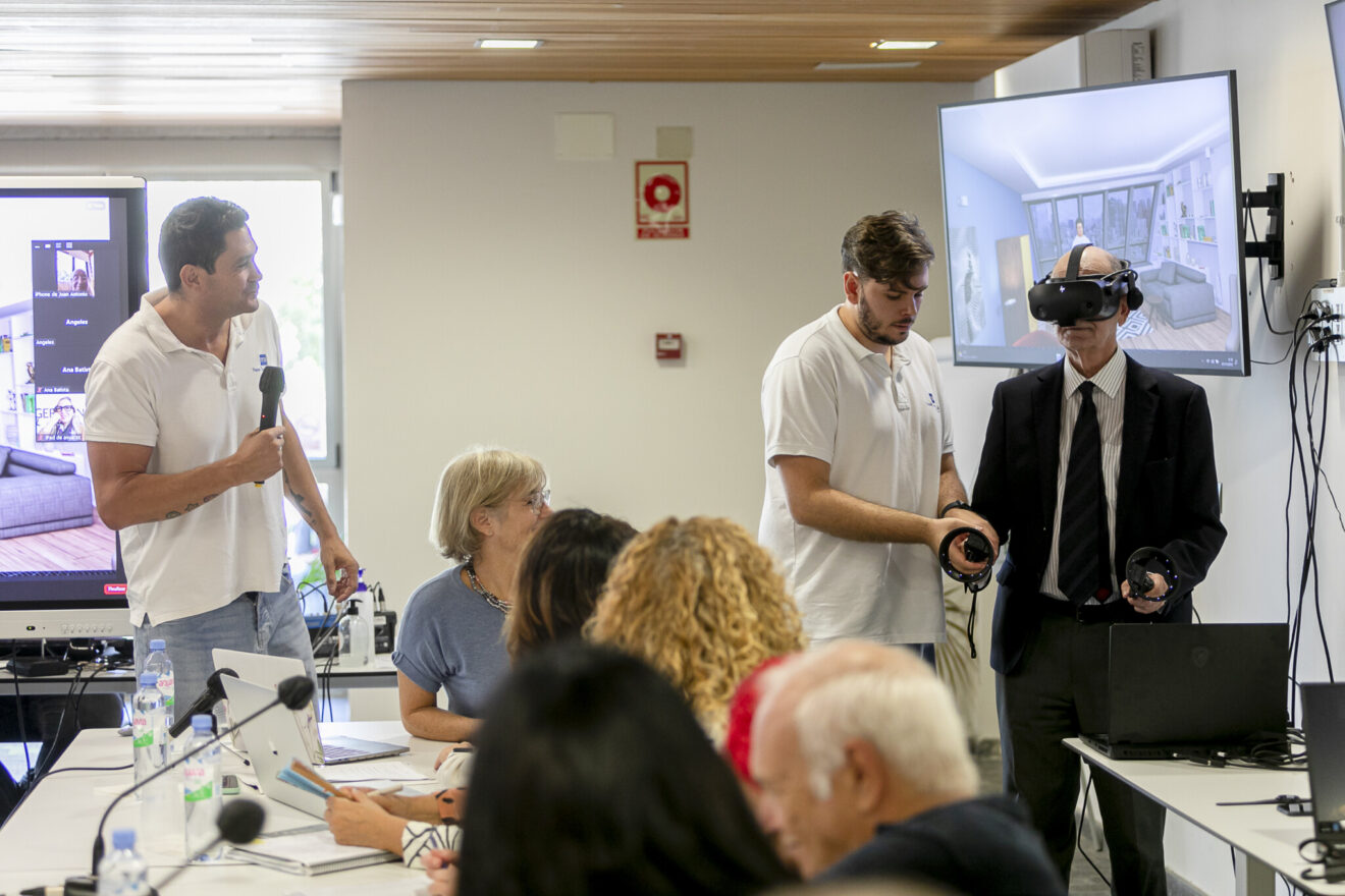 Ángel Tristán probó el proyecto piloto de Realidad Virtual para experiencias turísticas. Foto Marcos de Rada